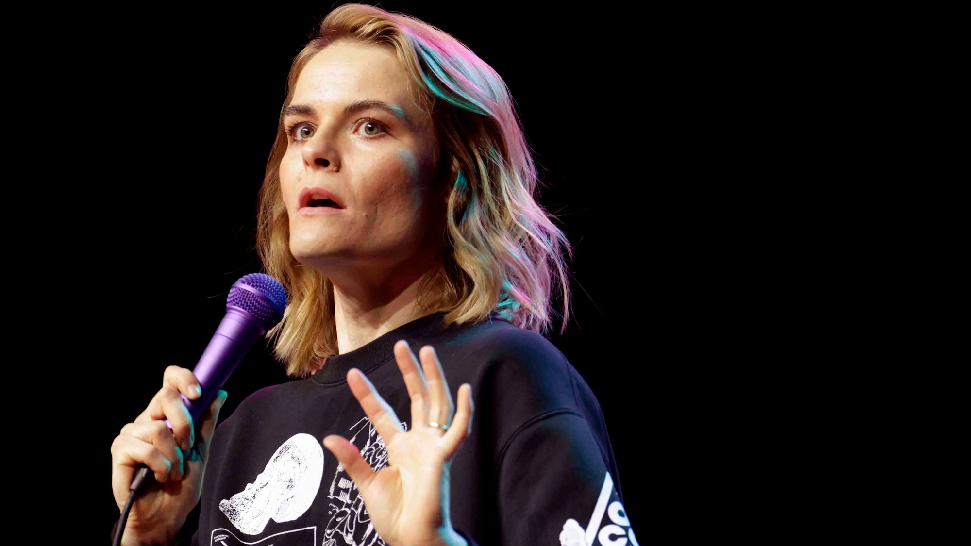 Hazel Brugger gestikluliert.