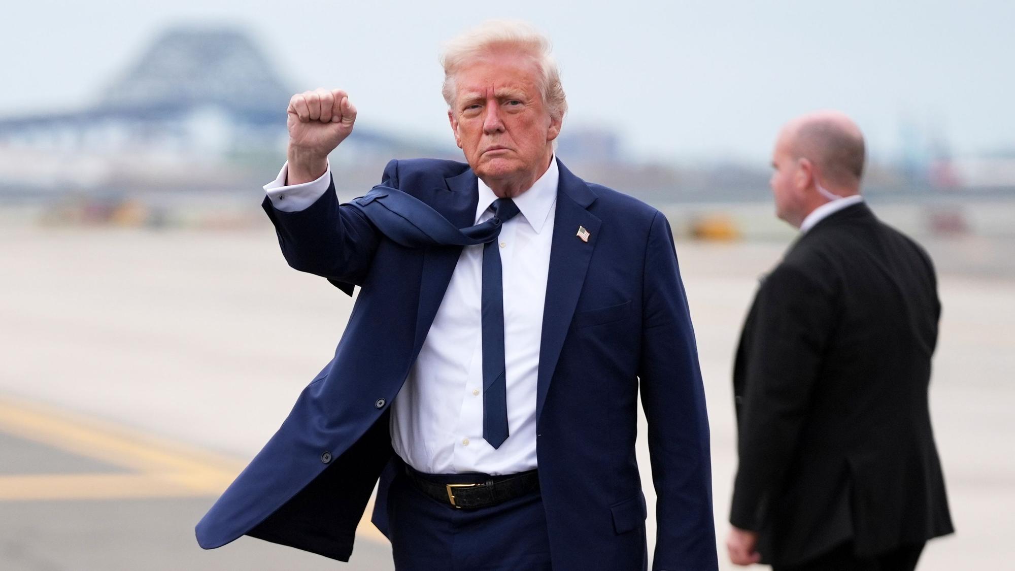 US-Präsident Donald Trump gestikuliert bei seiner Ankunft am Newark Liberty International Airport, nach seiner Rückkehr von einer Reise zur Beerdigung von Papst Franziskus.