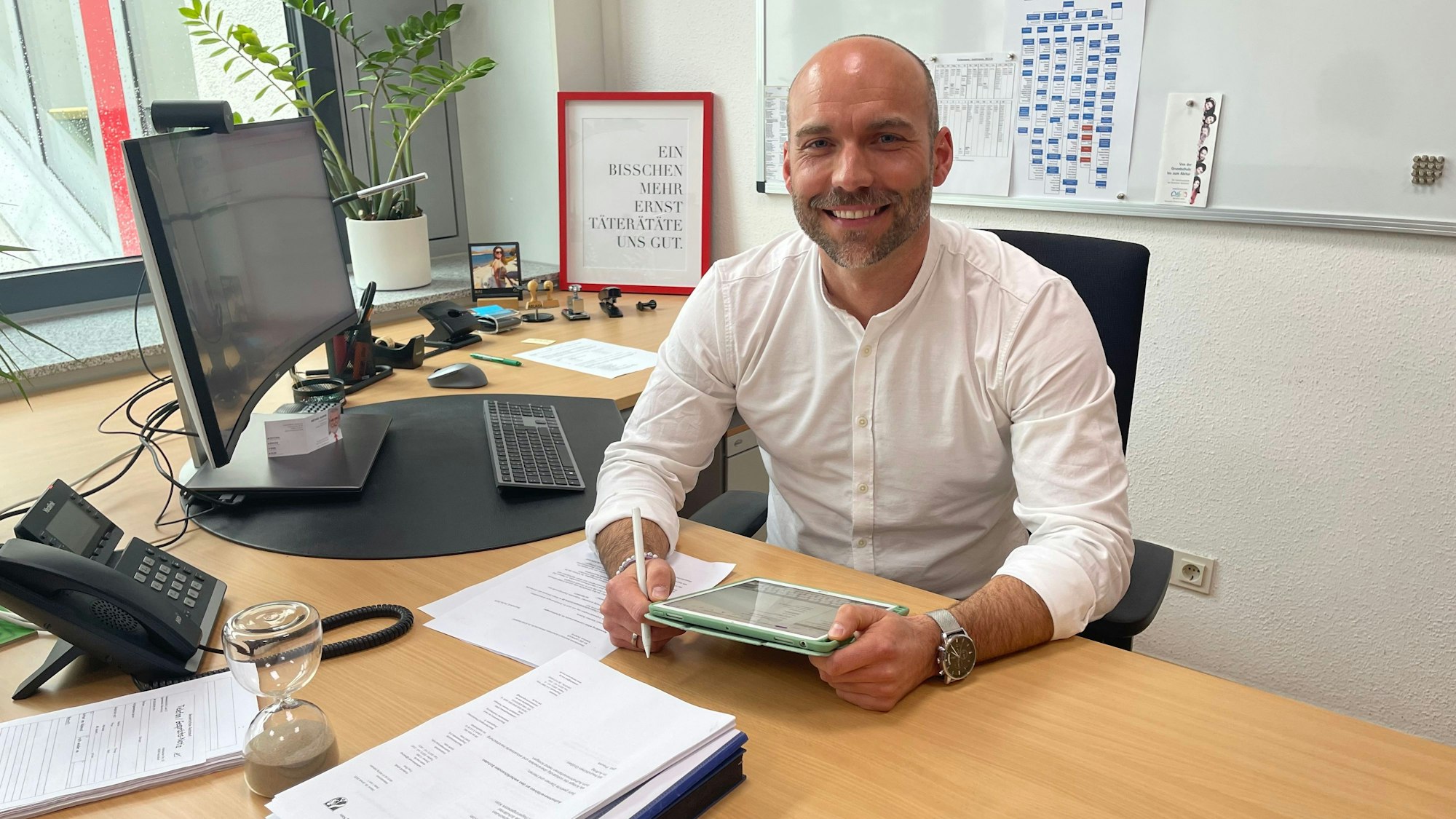 Ein Mann am Schreibtisch.