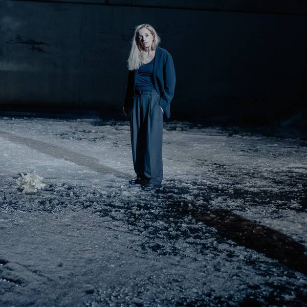 ASCHE
von Elfriede Jelinek
Regie: Kamila Polívková
Regie: Kamila Polívková
Bühne & Video: Antonín Šilar
Kostüme: Elke von Sivers
Musik: Þóranna Dögg Björnsdóttir
Licht: Jürgen Kapitein
Dramaturgie: Dominika Široká
Foto: Max Borchardt