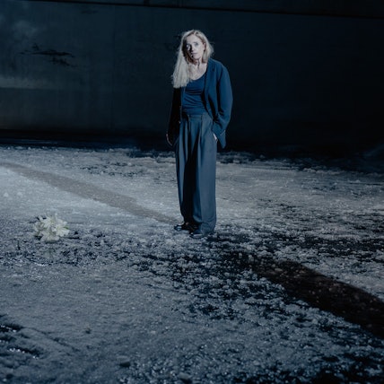 ASCHE
von Elfriede Jelinek
Regie: Kamila Polívková
Regie: Kamila Polívková
Bühne & Video: Antonín Šilar
Kostüme: Elke von Sivers
Musik: Þóranna Dögg Björnsdóttir
Licht: Jürgen Kapitein
Dramaturgie: Dominika Široká
Foto: Max Borchardt