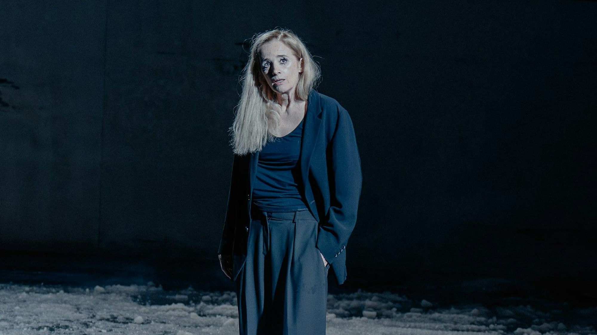 ASCHE
von Elfriede Jelinek
Regie: Kamila Polívková
Regie: Kamila Polívková
Bühne & Video: Antonín Šilar
Kostüme: Elke von Sivers
Musik: Þóranna Dögg Björnsdóttir
Licht: Jürgen Kapitein
Dramaturgie: Dominika Široká
Foto: Max Borchardt