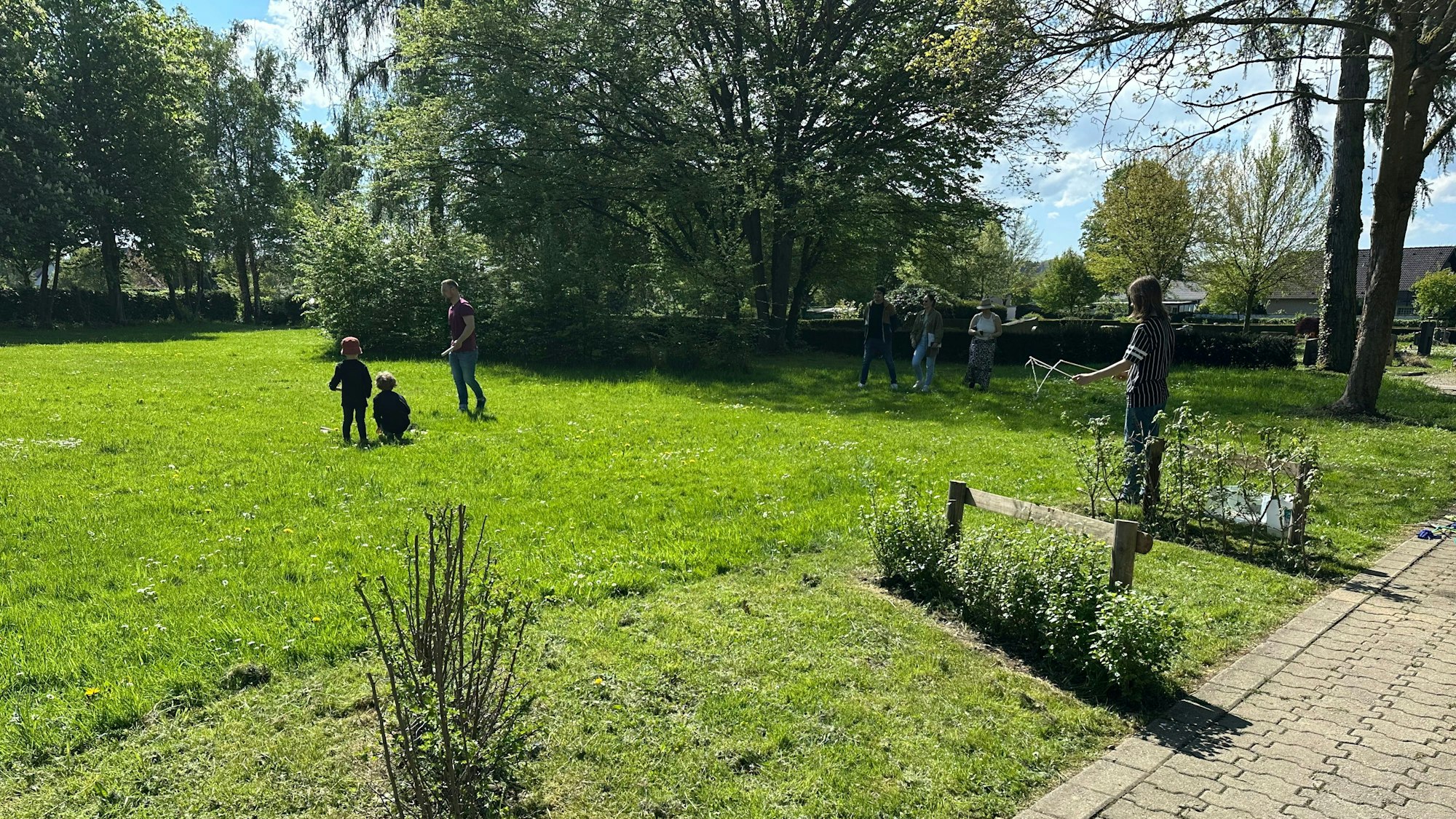 Die Büsche auf der neuen Spielwiese in Hennef neben dem Friedhof müssen noch wachsen.