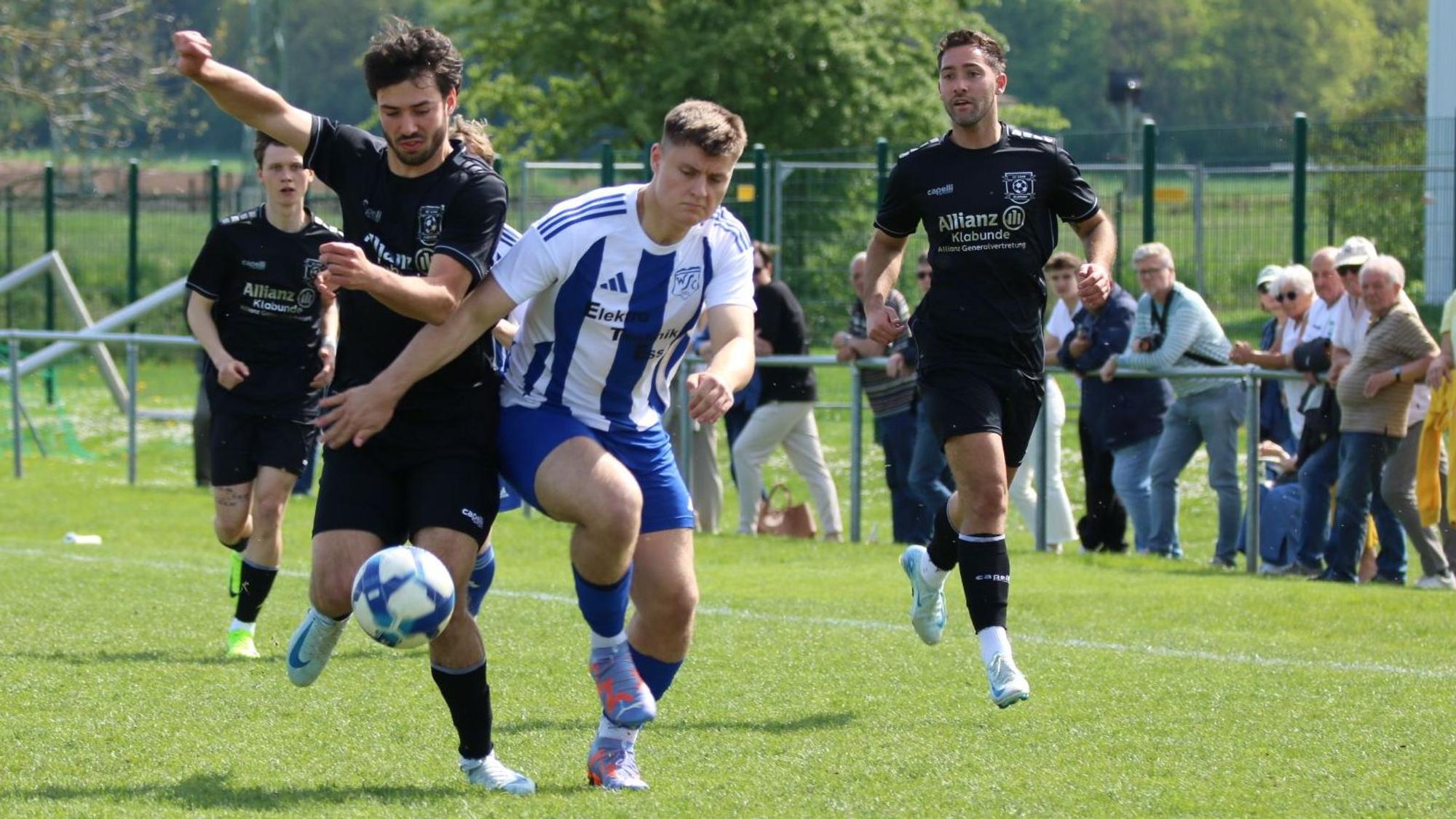 Zweikampf zwischen einem Wißkirchener und einem Gegenspieler.