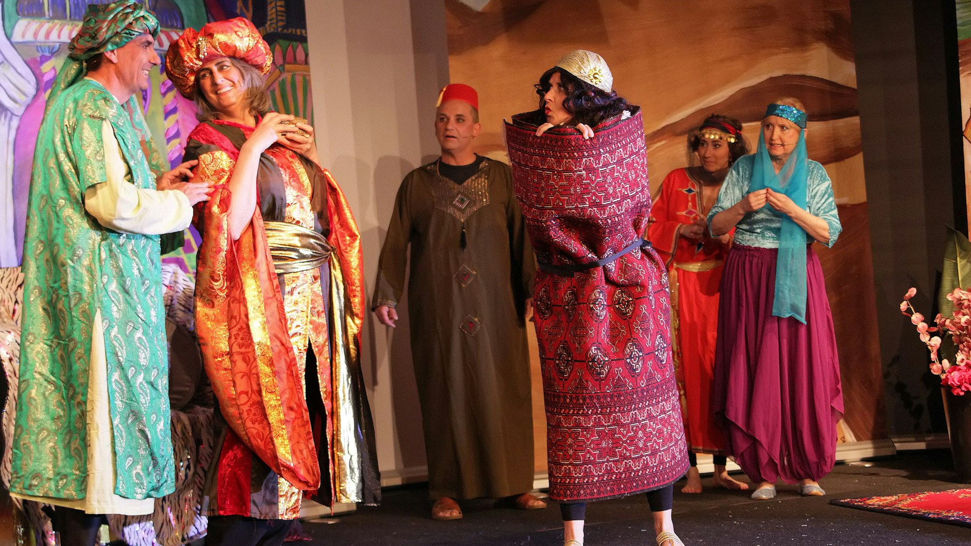 Das Foto zeigt orientalisch verkleidete Schauspieler auf der Bühne.