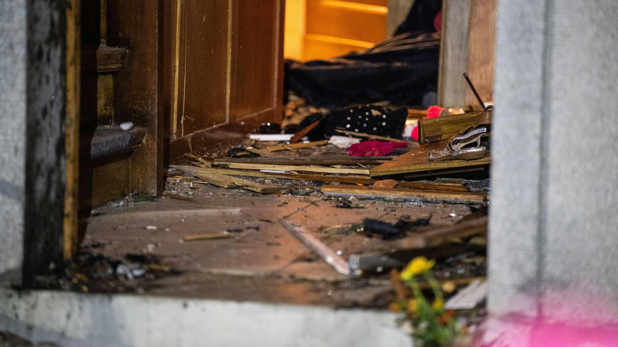 Eine vom SEK aufgesprengte Türe.