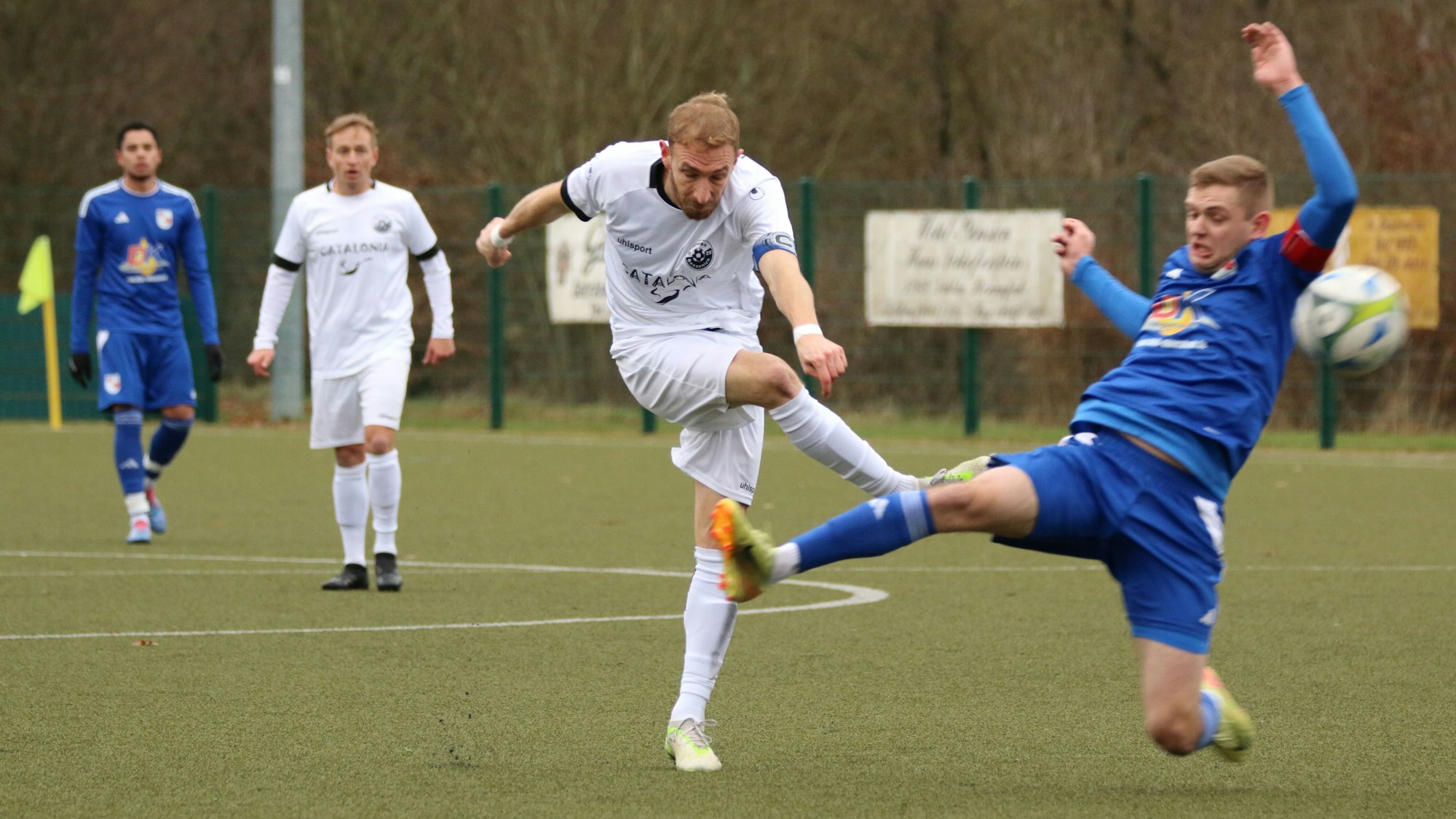 Moritz Hartmann beim Torschuss. Ein Verteidiger wirft sich in die Schussbahn.