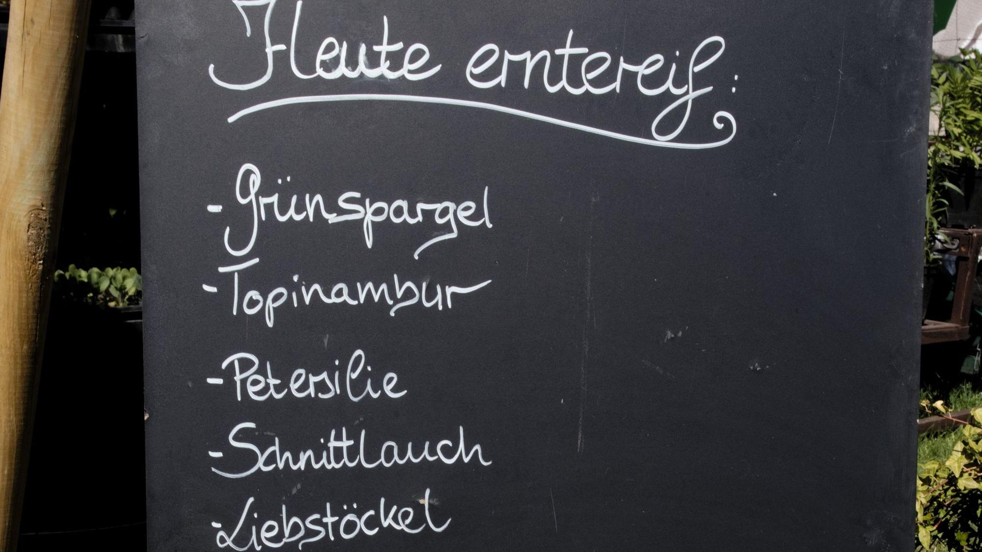 Auf einer Tafel stehen Gemüsesorten, die aktuell erntereif sind.