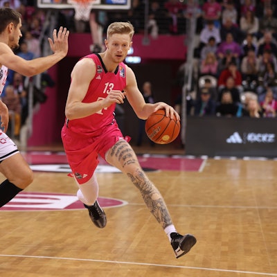Der Bonner Bodie Hume (rechts) will am Würzburger Lukas Wank vorbeiziehen.