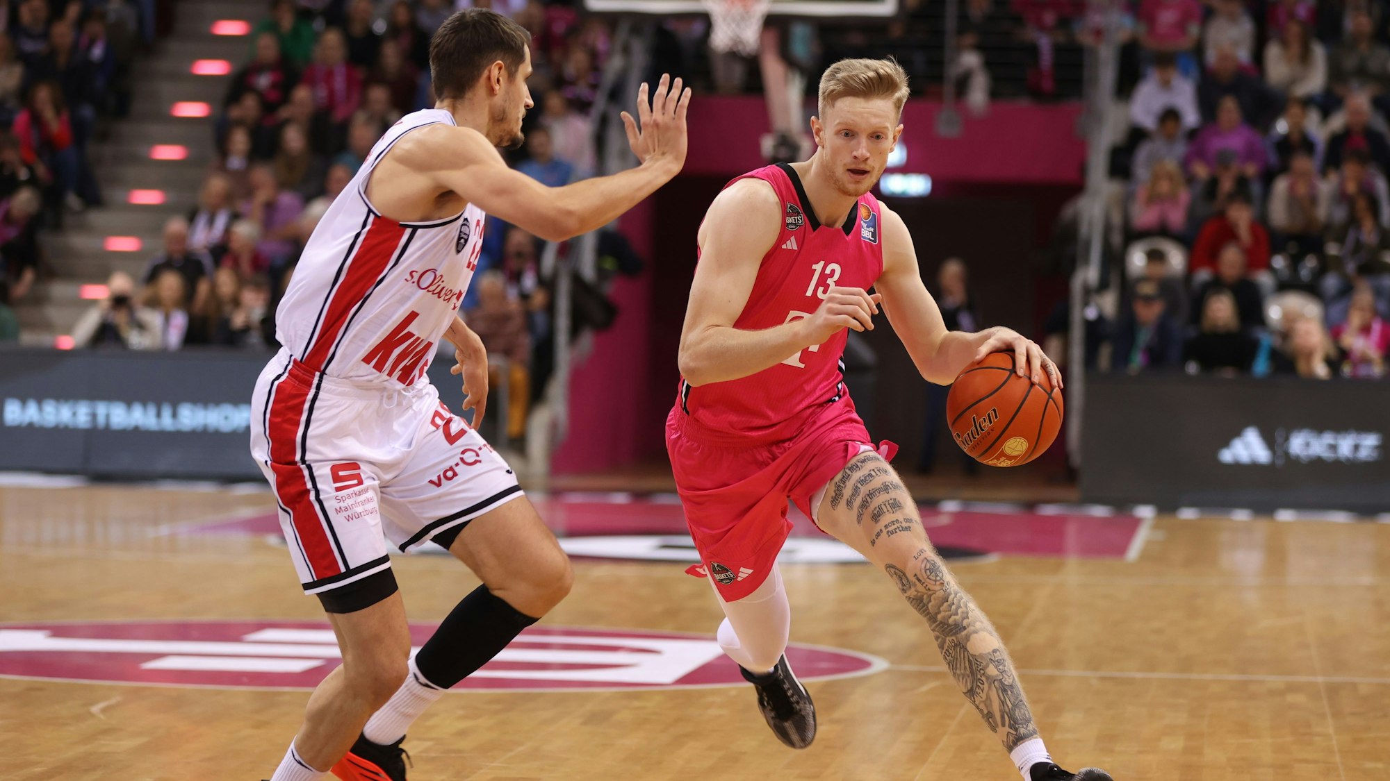 Der Bonner Bodie Hume (rechts) will am Würzburger Lukas Wank vorbeiziehen.
