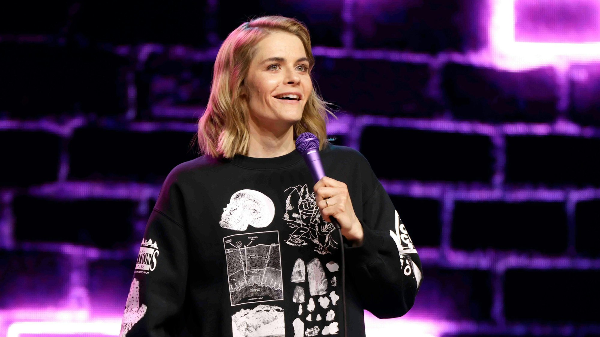 Hazel Brugger mit dem Mikrofon auf der Bühne.