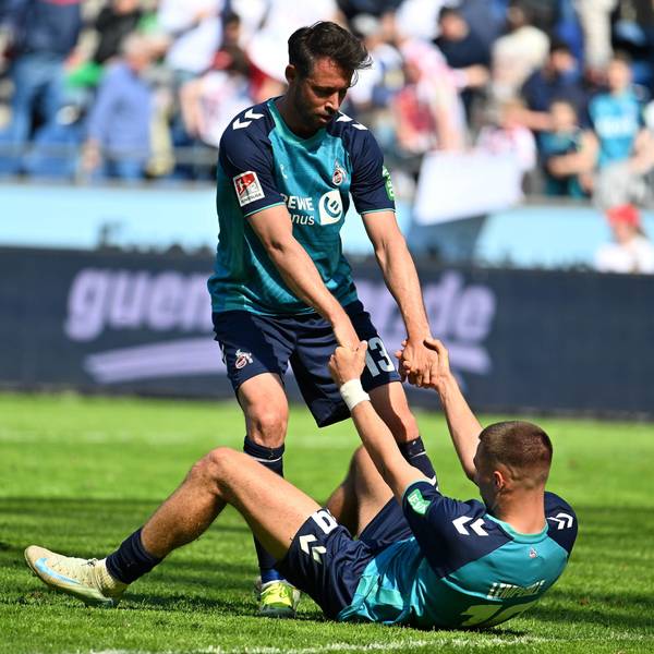 Der FC muss sich wieder aufrichten: Mark Uth (l) hilft seinem Teamkameraden Tim Lemperle nach dem 0:1 in Hannover schon mal.
