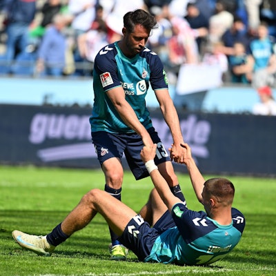 Der FC muss sich wieder aufrichten: Mark Uth (l) hilft seinem Teamkameraden Tim Lemperle nach dem 0:1 in Hannover schon mal.