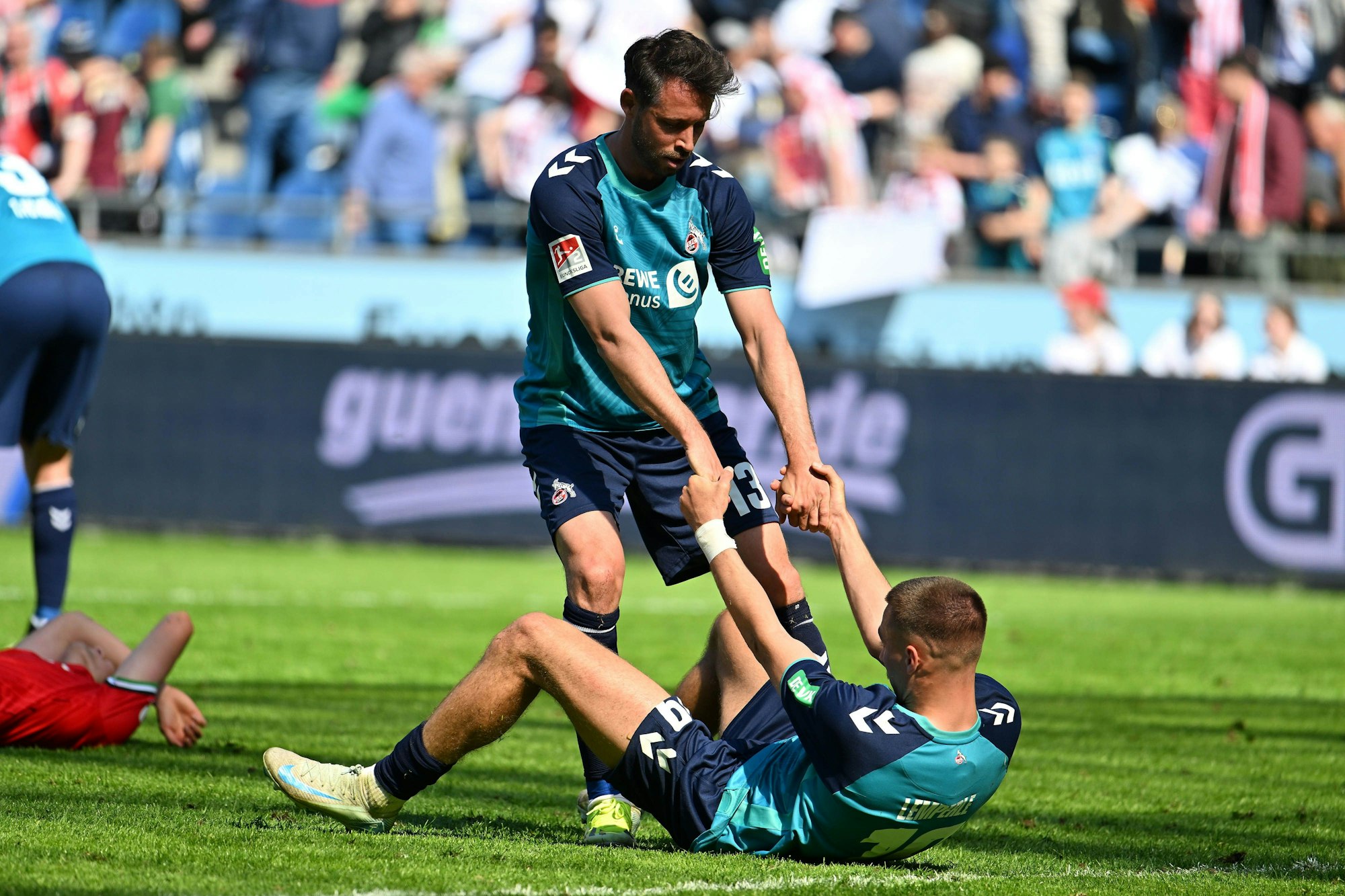 Der FC muss sich wieder aufrichten: Mark Uth (l) hilft seinem Teamkameraden Tim Lemperle nach dem 0:1 in Hannover schon mal.