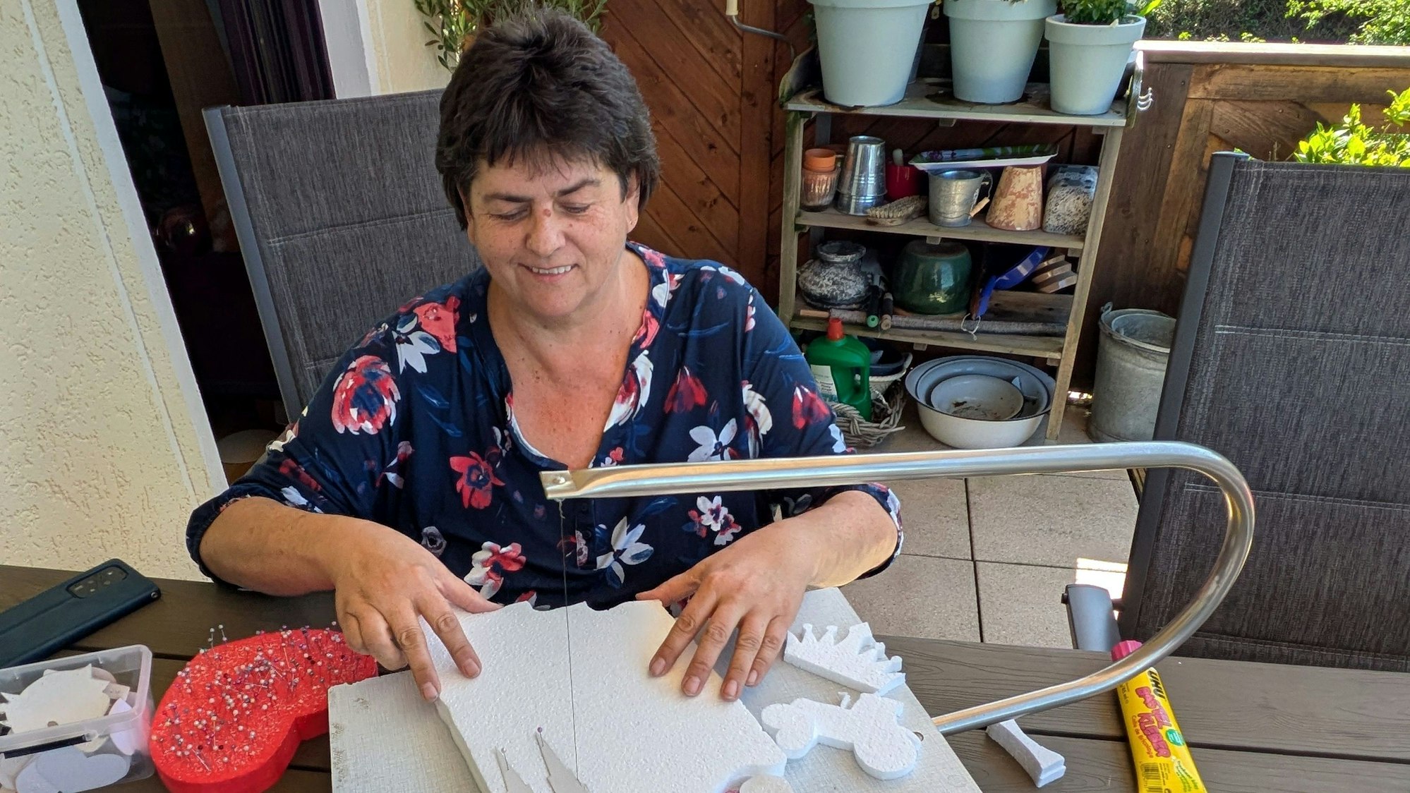 Birgit Haas bei der Arbeit an Styroporvorlagen.