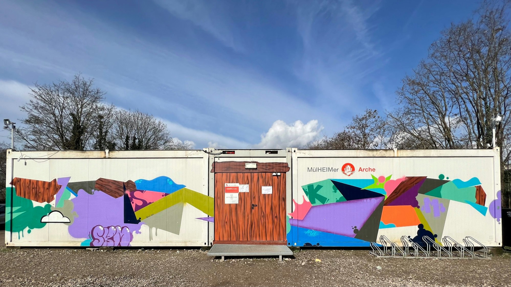 In die Jahre gekommen sind die Container der „Arche für Obdachlose“ am Rand des Mülheimer Stadtparks. Die Container sind mit grafischen Elementen bunt gesaltet