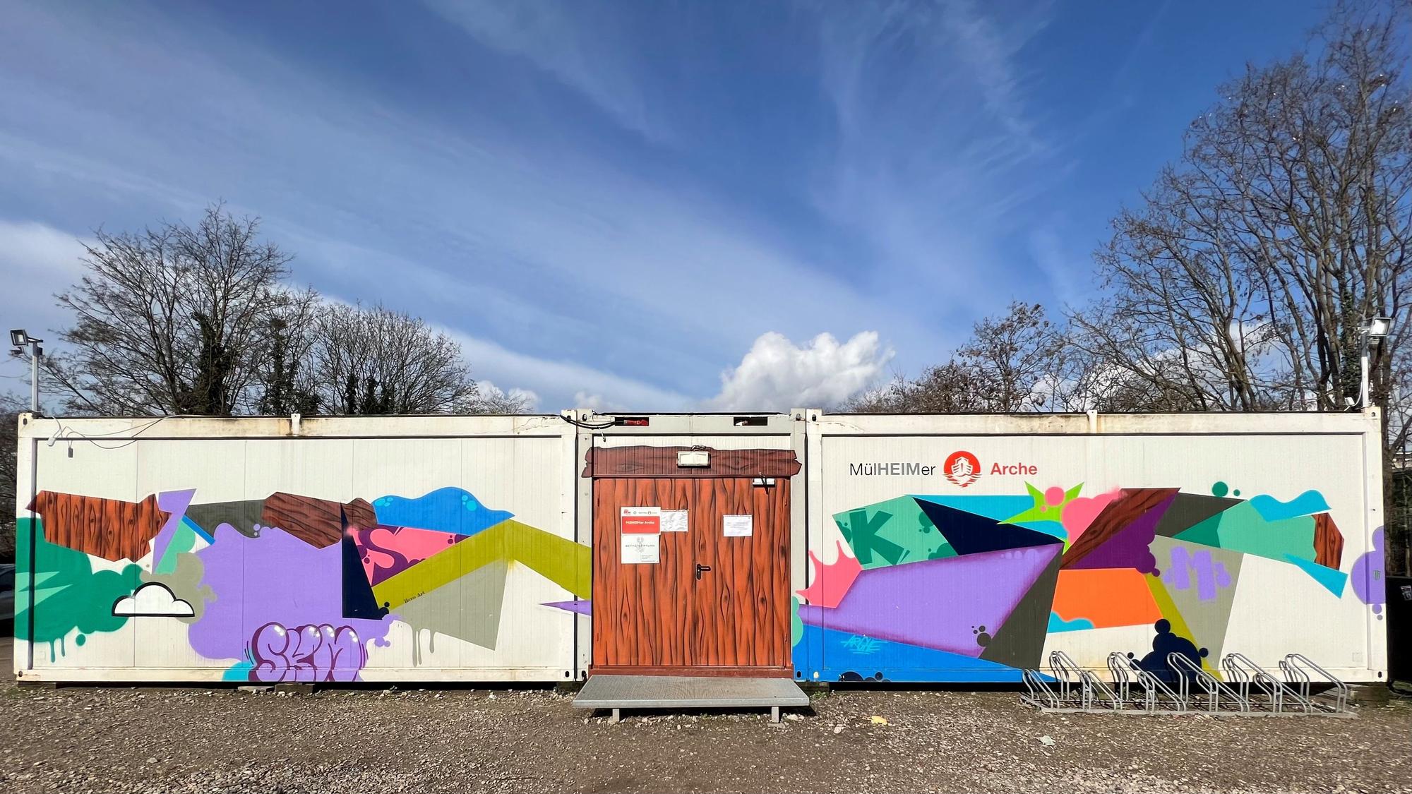 In die Jahre gekommen sind die Container der „Arche für Obdachlose“ am Rand des Mülheimer Stadtparks. Die Container sind mit grafischen Elementen bunt gesaltet