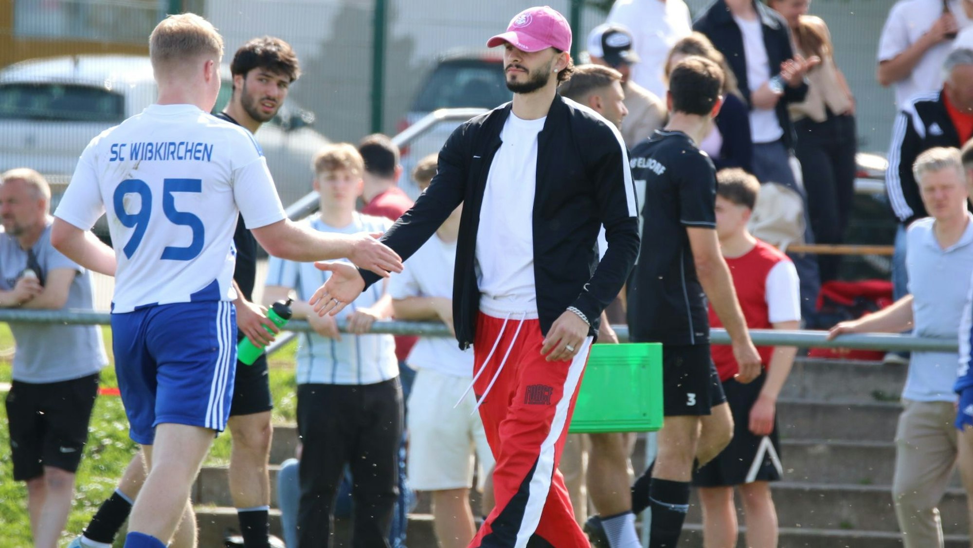Ein gesperrter Wißkirchener verfolgte das Spiel in roter Jogginghose und rosa Mütze.