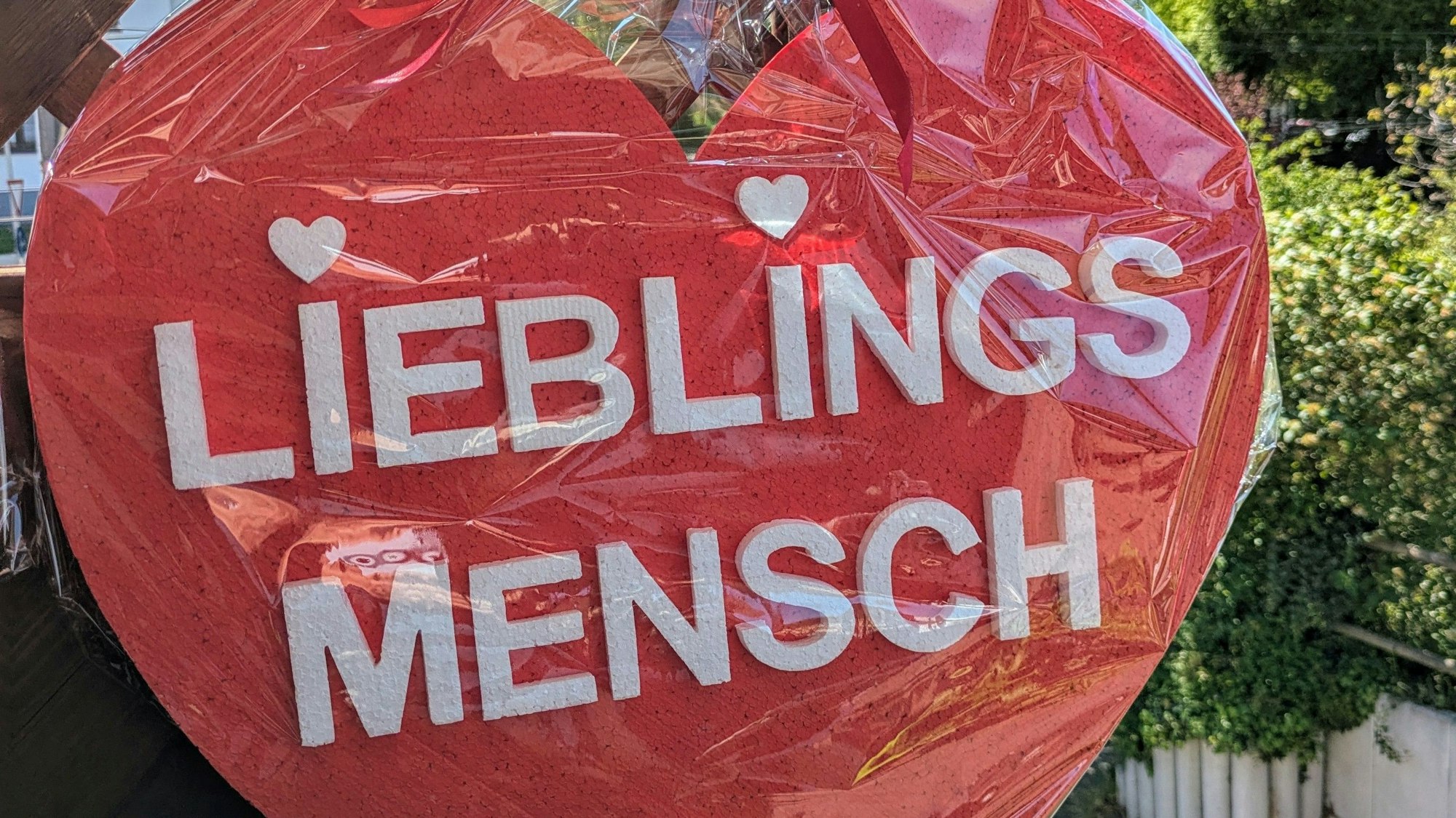 Ein großes rotes Herz mit der Aufschrift „Lieblingsmensch“.