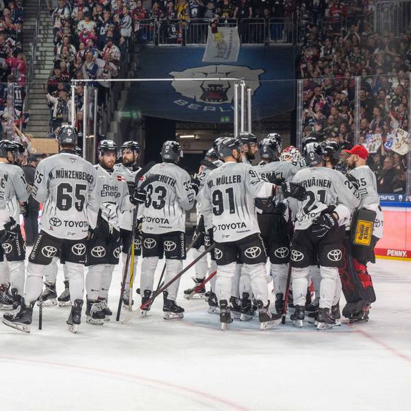 Eishockey, Herren, Saison 2024/2025, Penny DEL Finale, Spiel 5, Eisbären Berlin - Kölner Haie, Kölner Enttäuschung nach Abpfiff, 25.04. 2025, *** Ice Hockey, Men, Season 2024 2025, Penny DEL Final, Game 5 , Eisbären Berlin Kölner Haie, Cologne disappointment after final whistle, 25 04 2025, Copyright: xMatthiasxKochx