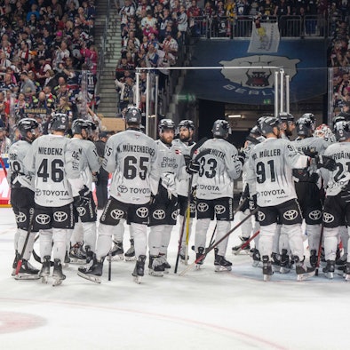 Eishockey, Herren, Saison 2024/2025, Penny DEL Finale, Spiel 5, Eisbären Berlin - Kölner Haie, Kölner Enttäuschung nach Abpfiff, 25.04. 2025, *** Ice Hockey, Men, Season 2024 2025, Penny DEL Final, Game 5 , Eisbären Berlin Kölner Haie, Cologne disappointment after final whistle, 25 04 2025, Copyright: xMatthiasxKochx