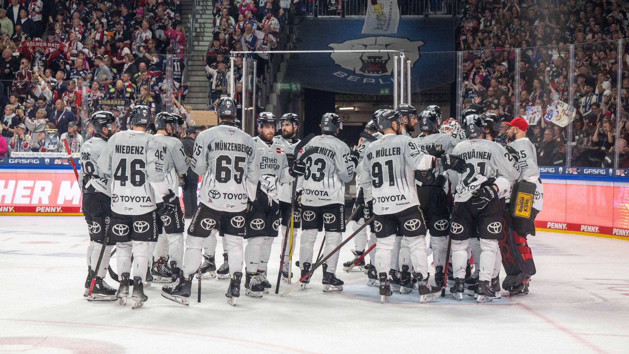 Eishockey, Herren, Saison 2024/2025, Penny DEL Finale, Spiel 5, Eisbären Berlin - Kölner Haie, Kölner Enttäuschung nach Abpfiff, 25.04. 2025, *** Ice Hockey, Men, Season 2024 2025, Penny DEL Final, Game 5 , Eisbären Berlin Kölner Haie, Cologne disappointment after final whistle, 25 04 2025, Copyright: xMatthiasxKochx