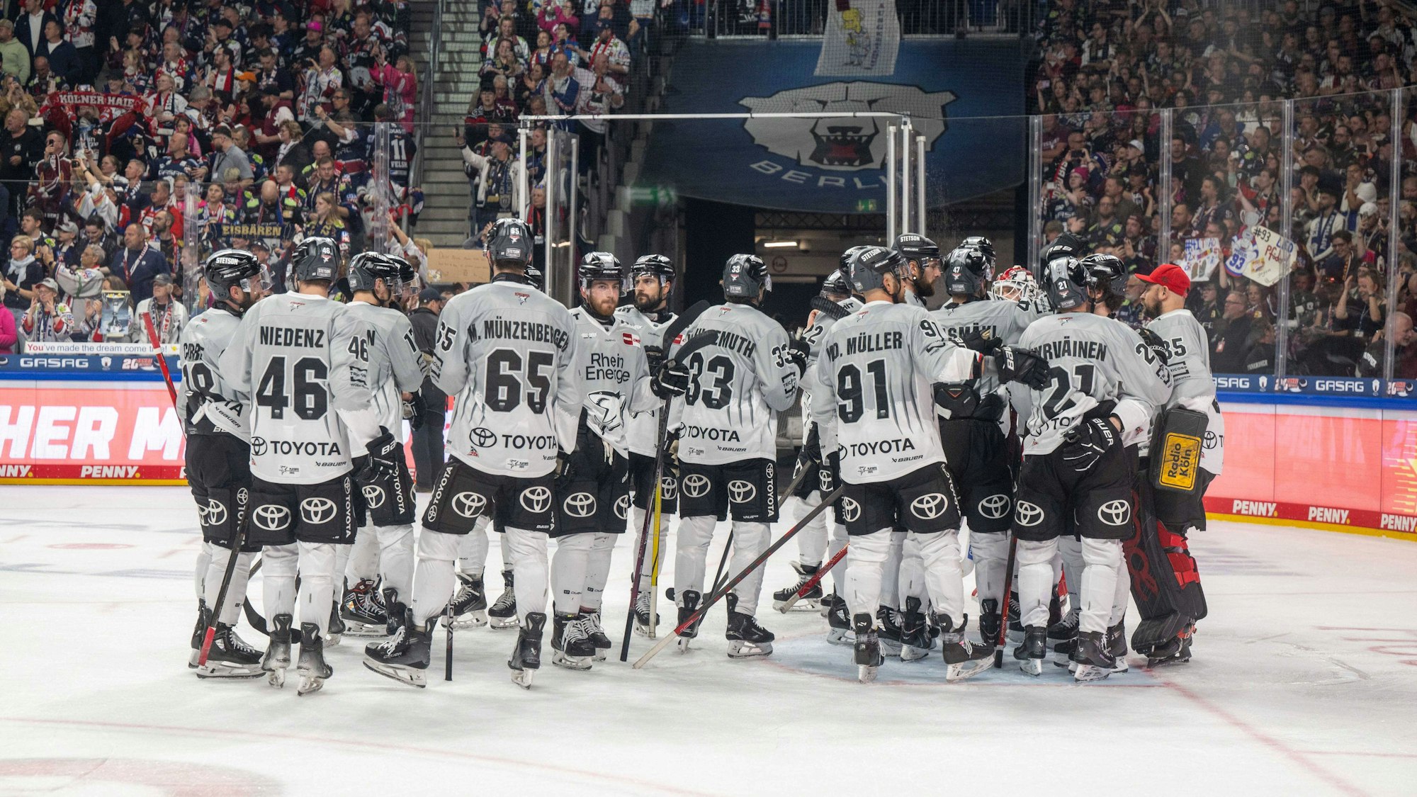 Eishockey, Herren, Saison 2024/2025, Penny DEL Finale, Spiel 5, Eisbären Berlin - Kölner Haie, Kölner Enttäuschung nach Abpfiff, 25.04. 2025, *** Ice Hockey, Men, Season 2024 2025, Penny DEL Final, Game 5 , Eisbären Berlin Kölner Haie, Cologne disappointment after final whistle, 25 04 2025, Copyright: xMatthiasxKochx