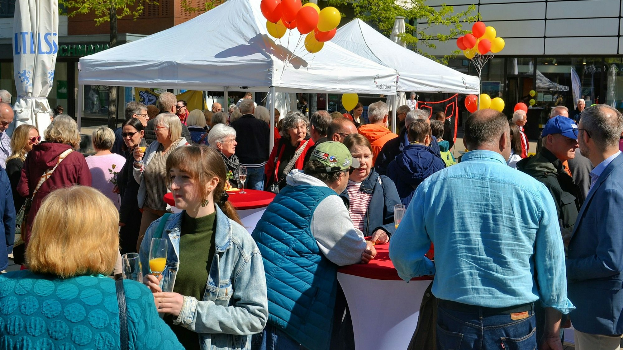 Buntes Treiben in Euskirchen: Zahlreiche Menschen stehen an einem Stand des Stadtfestes.