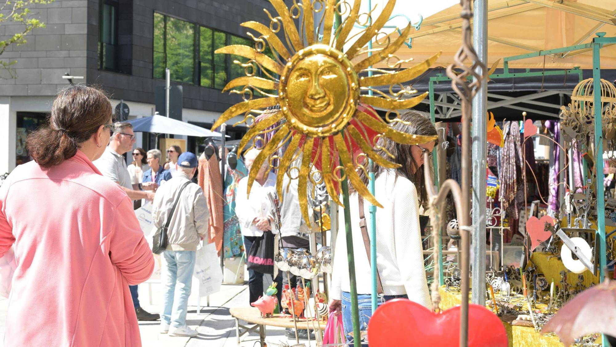 Im Vordergrund sieh man eine Sonne als Dekoration an einem Verkaufsstand.