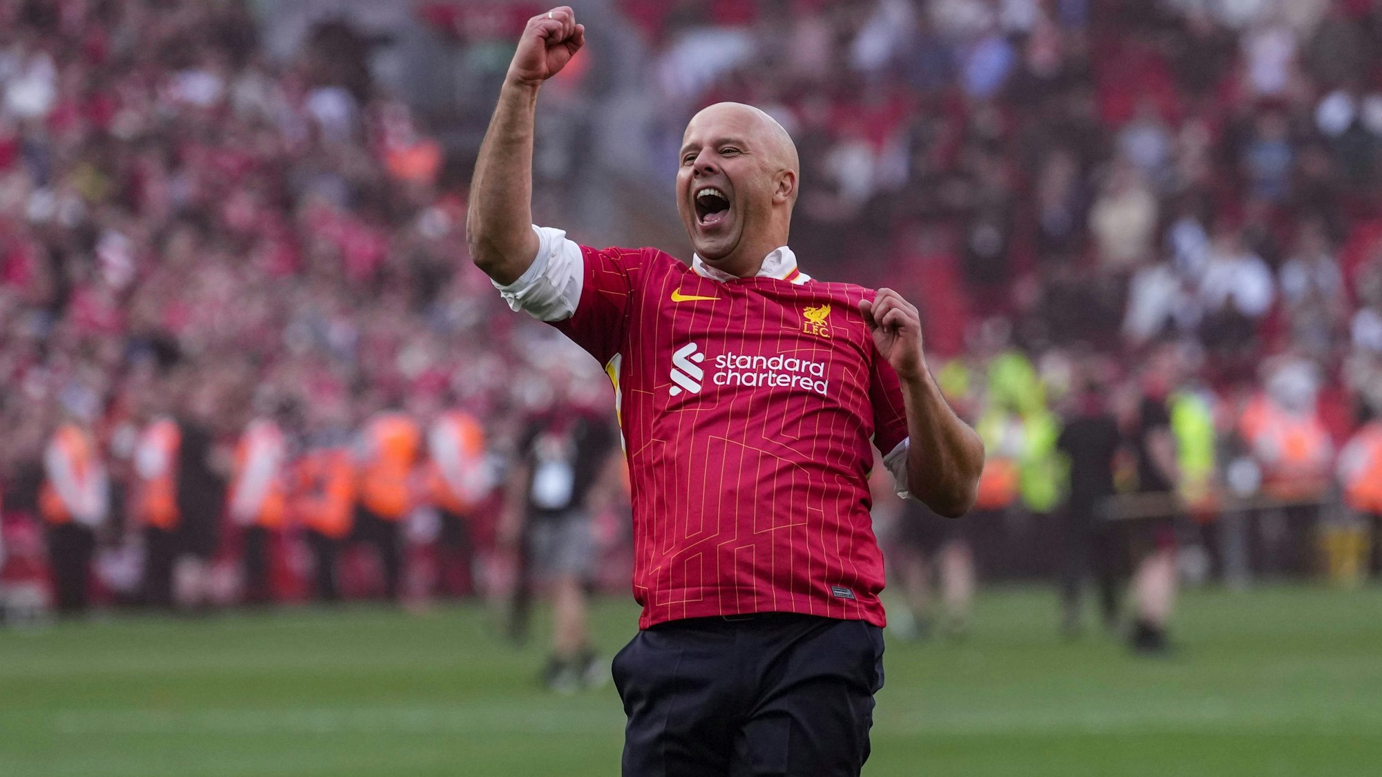 Vor einem Jahr wurde Arne Slot von Jürgen Klopp als dessen Nachfolger präsentiert. An gleicher Stelle folgte nun eine großartige Huldigung.