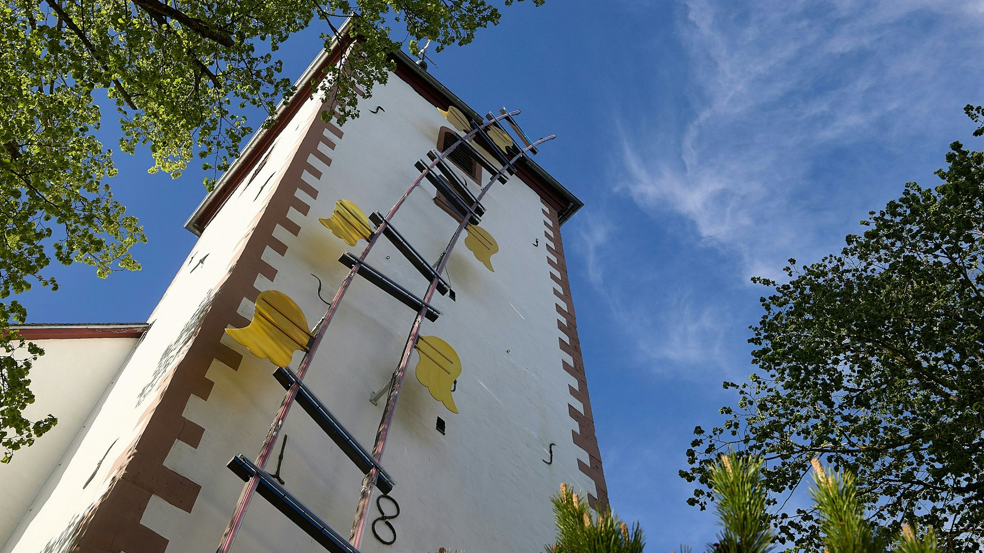 Am Turm der Kirche in Tondorf ist ein 23 Meter hohes Kunstwerk angebracht. Die Leiter ist mit gelben „Engelsflügeln“ verziert.