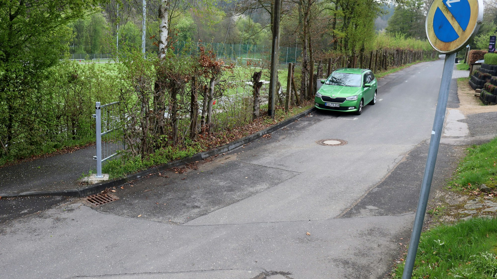 Ein Auto steht einsam am Straßenrand.