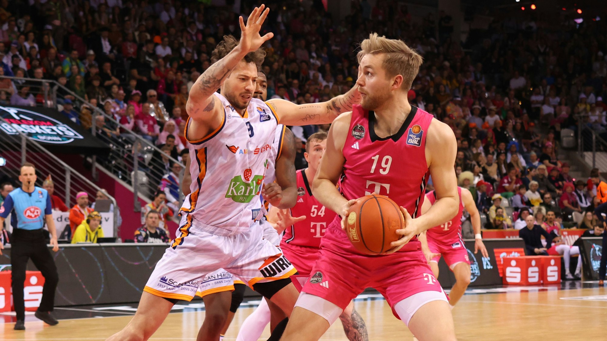 Der Bonner Center Till Pape (rechts), hier gegen Rostocks Sid-Marlon Theis, ist derzeit gut drauf.