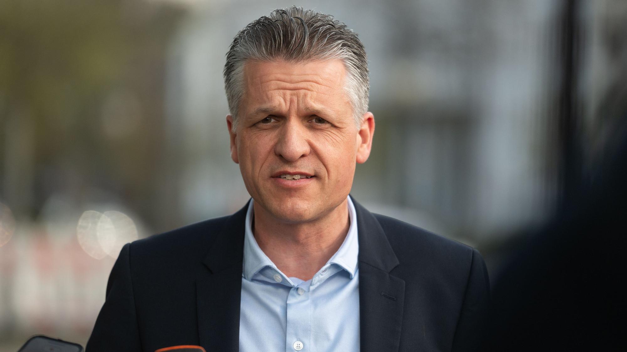ARCHIV - 05.04.2025, Berlin: Thorsten Frei (CDU), erster parlamentarischer Geschäftsführer der Union, gibt zu Beginn der Fortsetzung der Koalitionsverhandlungen von Union und SPD vor dem Konrad-Adenauer-Haus ein Pressestatement. (zu dpa: «CDU-Kabinettsliste: Erfahrung und eine Prise Überraschung») Foto: Christophe Gateau/dpa +++ dpa-Bildfunk +++