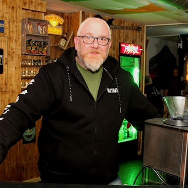 Kneipier Jojo Kastenholz steht im „Em Domi“ in Mechernich an der Theke.