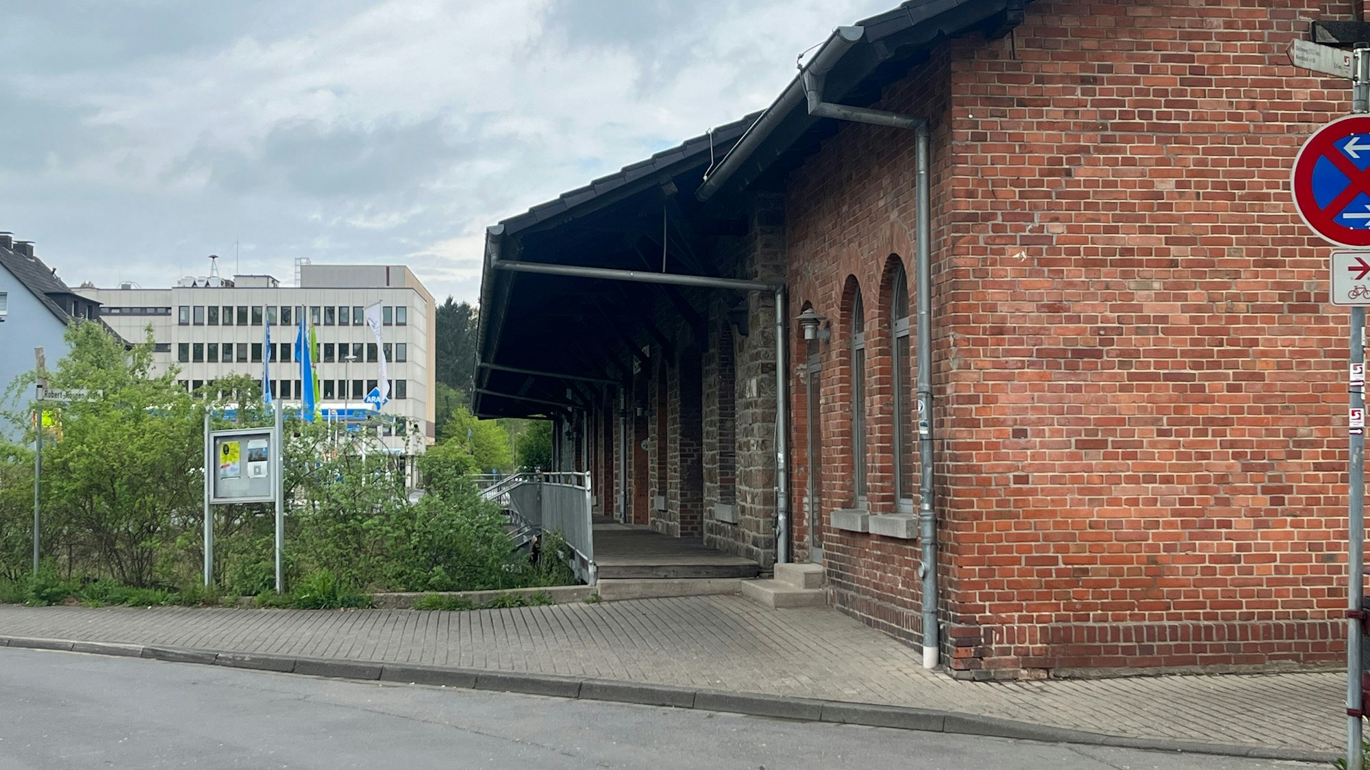 Krewel-Gebäude (l.) und die Biologische Station (r.) spielen bei den Planungen eine wichtige Rolle.