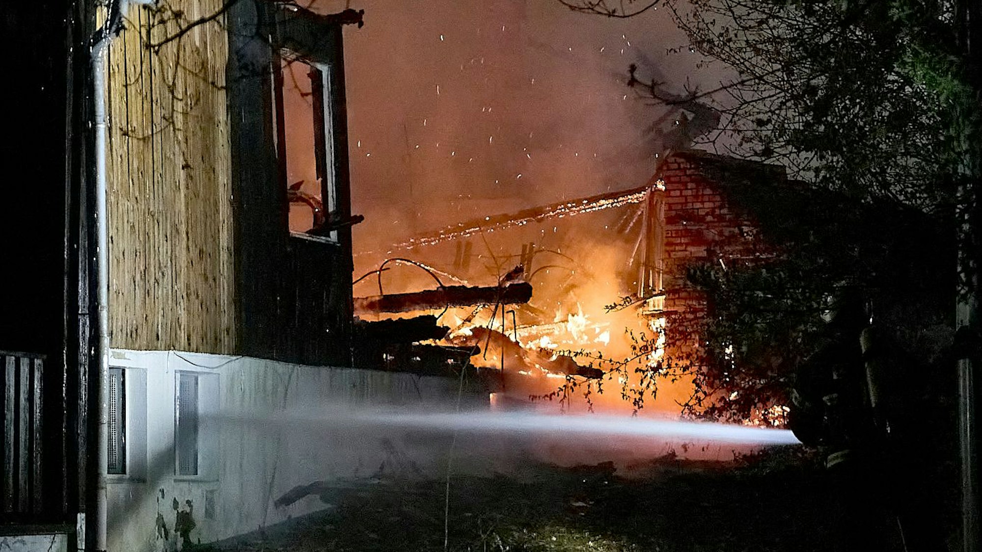 Das Bild zeigt Flammen, die aus dem Gebäude schlagen.