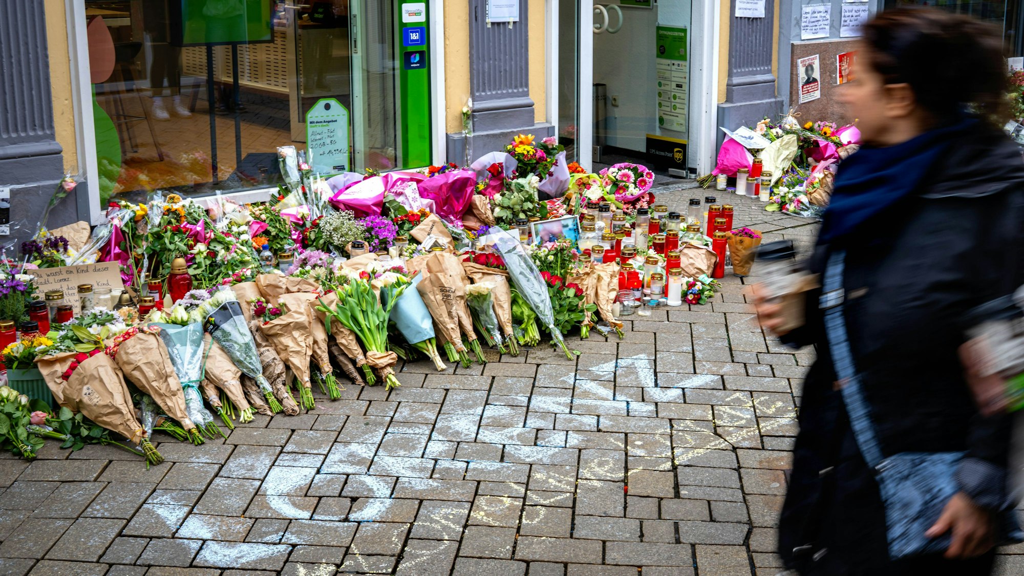 Am Tatort erinnern unzählige Fotos, Blumen und Kerzen an Lorenz, der durch Polizeischüsse tödlich verletzt wurde. Mindestens drei Schüsse trafen den 21-Jährigen am Ostersonntag von hinten.