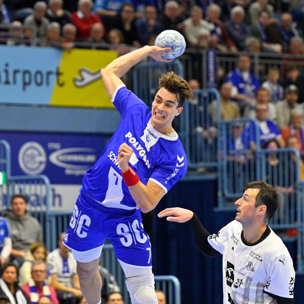 Der Gummersbacher Handballer Julian Köster in einer Spielsituation gegen Kiel.