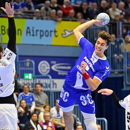 Der Gummersbacher Handballer Julian Köster in einer Spielsituation gegen Kiel.