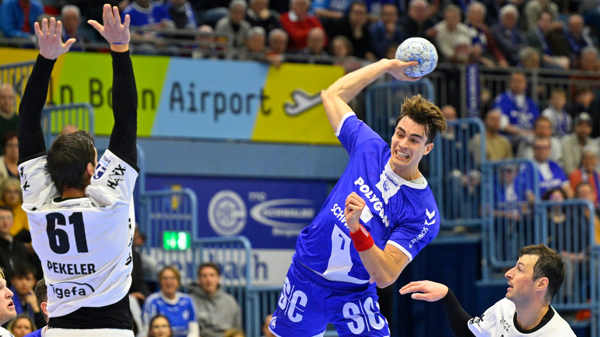 Der Gummersbacher Handballer Julian Köster in einer Spielsituation gegen Kiel.