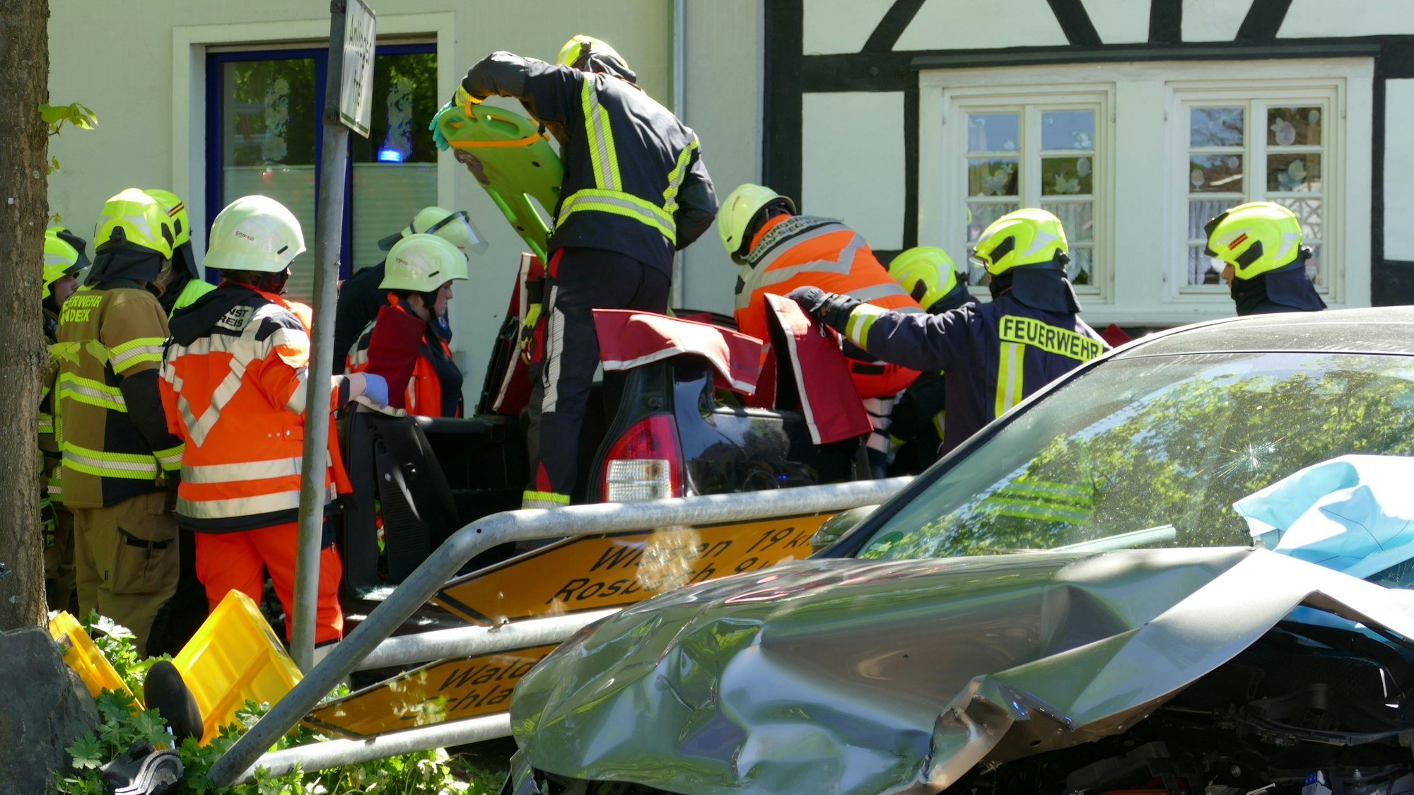 Nachdem die Feuerwehr das Dach des Opel Zafiras abgetrennt hatte, holte sie die schwer verletzte Frau aus dem Wagen.