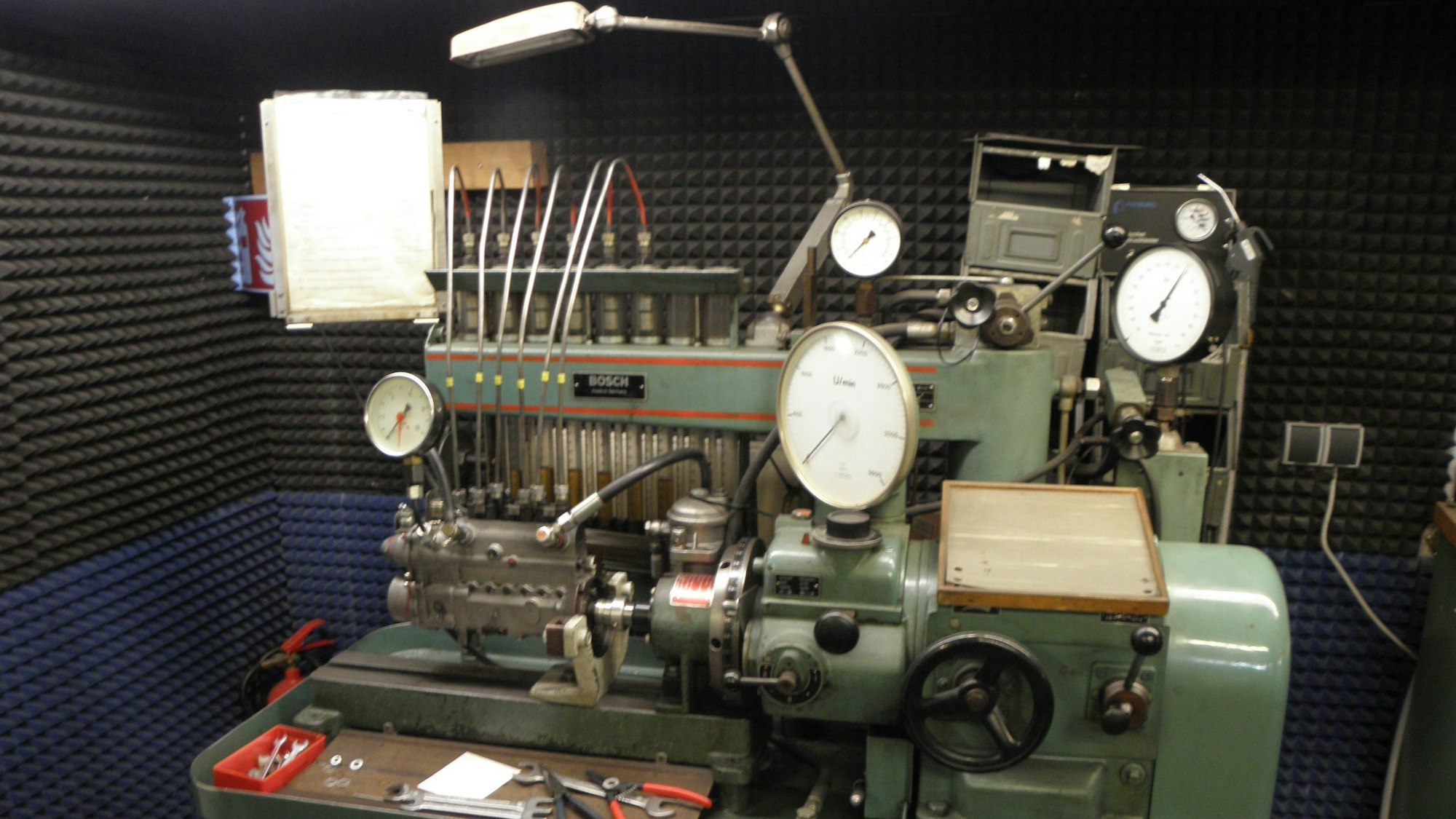 Eine alte Maschine steht in einer Autowerkstatt.