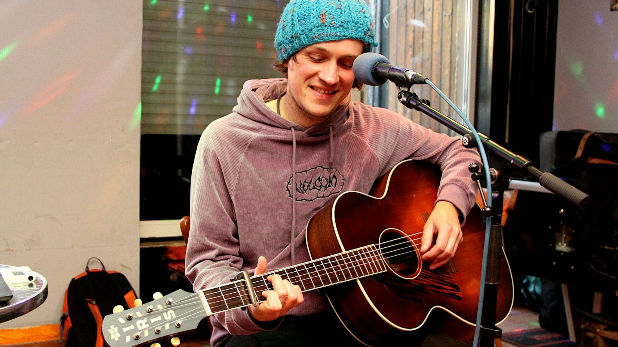 Der Singer-Songwriter Max Goedecke aus Mechernich spielt auf seiner Gitarre. Er stellte im „Em Domi“ seine erste CD vor.