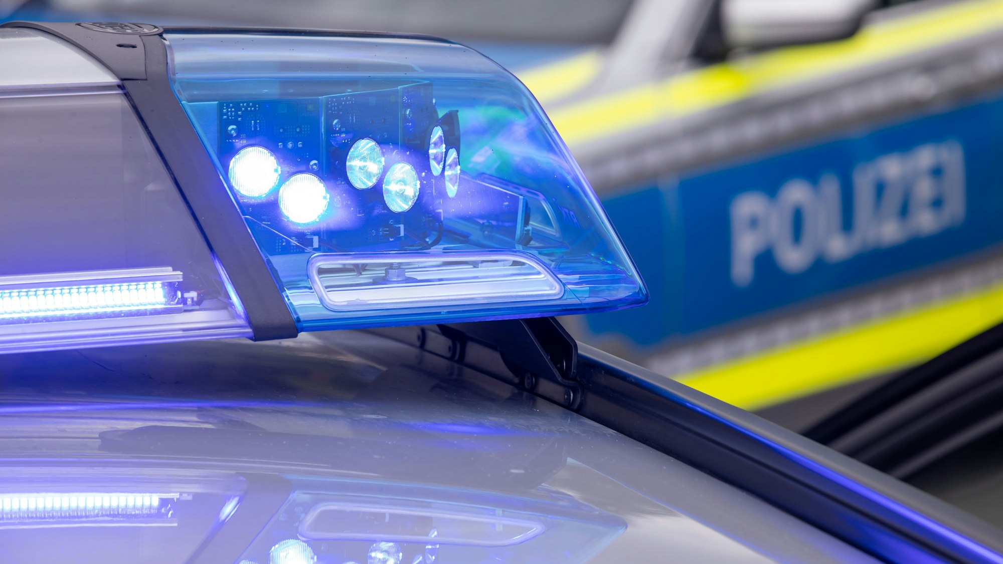 Am Samstagabend (26. April) ist eine junge Kölnerin an der Frankfurter Straße in Mülheim massiv sexuell bedrängt worden. Die Kripo Köln sucht dringend nach Zeugen, die den Vorfall im Zeitraum zwischen 21.20 Uhr und 21.40 Uhr beobachtet haben und Hinweise geben können.