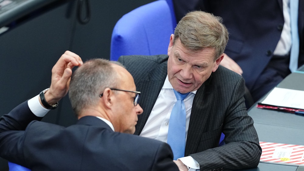 Bundeskanzler Friedrich Merz spricht im Bundestag mit Außenminister Johann Wadephul (beide CDU). (Archivbild)