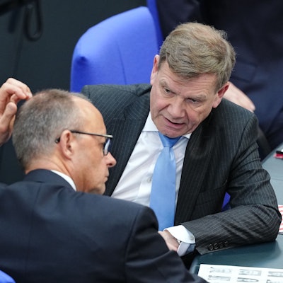 ARCHIV - 25.03.2025, Berlin: Friedrich Merz (l), CDU/CSU Fraktionsvorsitzender und CDU Bundesvorsitzender, spricht mit Johann Wadephul (CDU) bei der konstituierenden Sitzung des neuen Bundestags. (zu dpa: «Union stellt Ministerriege vor - CDU-Votum über Schwarz-Rot») Foto: Kay Nietfeld/dpa +++ dpa-Bildfunk +++