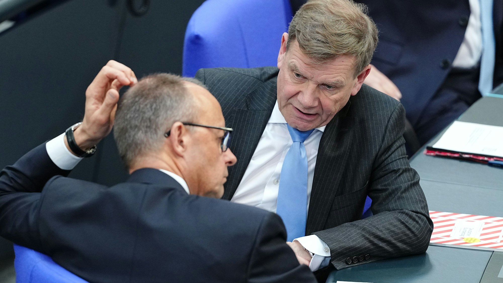 Bundeskanzler Friedrich Merz spricht im Bundestag mit Außenminister Johann Wadephul (beide CDU). (Archivbild)