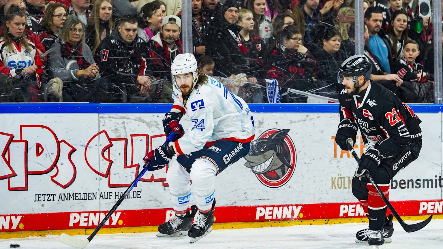 Nächste Saison Teamkollegen: Haie-Neuzugang Ryan Macinnis (l./noch im Mannheimer Trikot) und Kölns Verteidiger Maximilian Glötzl.