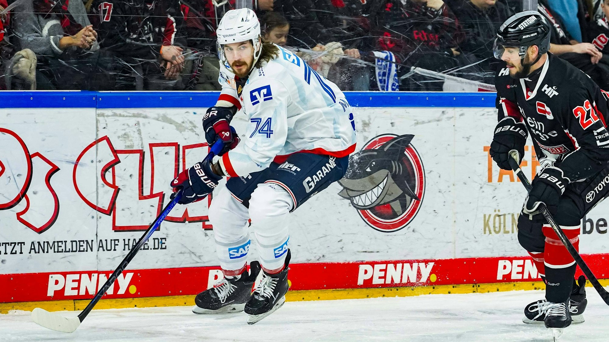 Nächste Saison Teamkollegen: Haie-Neuzugang Ryan Macinnis (l./noch im Mannheimer Trikot) und Kölns Verteidiger Maximilian Glötzl.